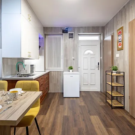Easy Parking - Comfy Sleep - Ac Apartment *